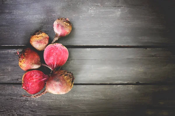 Tahta arka planda taze pancar kökleri. en üstteki görünüm.