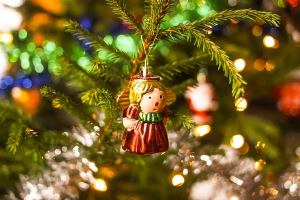 Zdobený vánoční stromek. Slavnostní jiskřící jasné pozadí — Stock fotografie