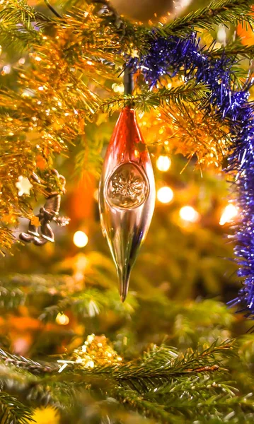 Versierde kerstboom. Feestelijke sprankelende heldere achtergrond — Stockfoto