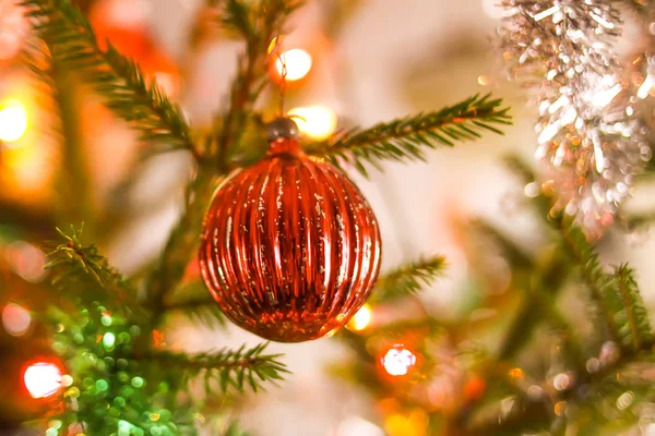 Árbol de Navidad decorado. Festivo brillante fondo brillante —  Fotos de Stock