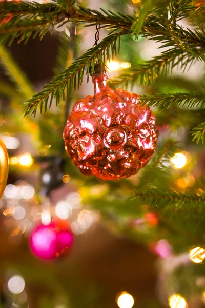 Árbol de Navidad decorado. Festivo brillante fondo brillante —  Fotos de Stock