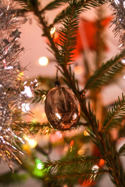 Versierde kerstboom. Feestelijke sprankelende heldere achtergrond — Stockfoto