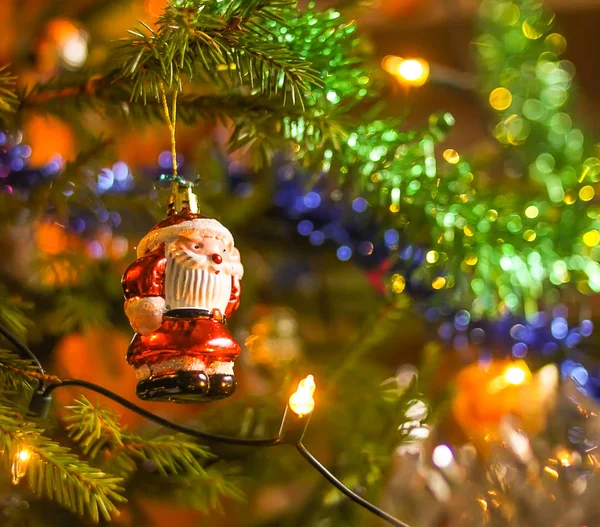 Διακοσμημένο χριστουγεννιάτικο δέντρο. Γιορτινή λαμπερό φόντο — Φωτογραφία Αρχείου