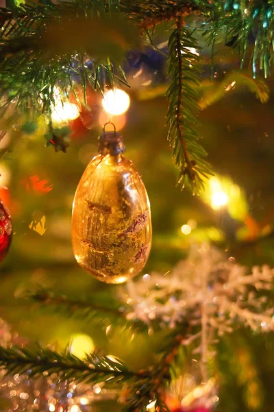 Geschmückter Tannenbaum mit Neujahrsschmuck. lizenzfreie Stockfotos