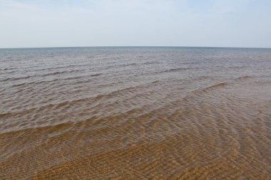 Letonya, Jurmala 'da küçük dalgalı deniz suyu. Baltık Denizi Kıyısı.