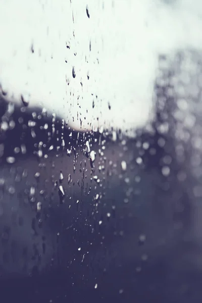 Gotas de lluvia en un cristal de ventana —  Fotos de Stock