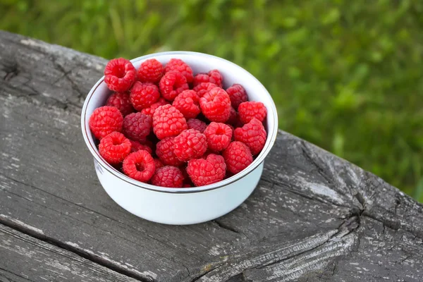 Frambozen op natuurlijke achtergrond. — Stockfoto