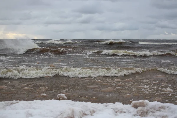 Superfície de água do mar em Cork, Letónia — Fotografia de Stock
