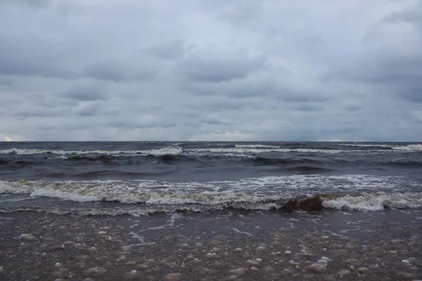 Superfície de água do mar em Cork, Letónia — Fotografia de Stock