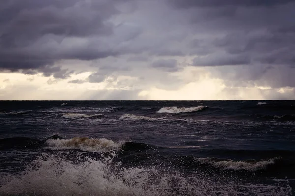 Superficie dell'acqua di mare a Jurmala, Lettonia — Foto Stock