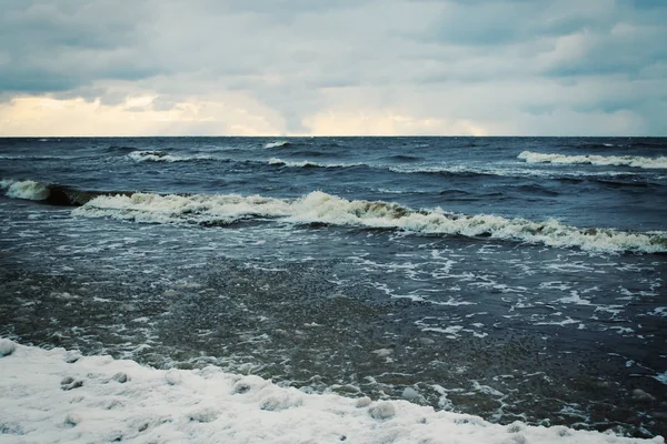 Superfície de água do mar em Cork, Letónia — Fotografia de Stock