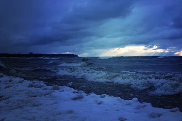 Superfície de água do mar em Cork, Letónia — Fotografia de Stock