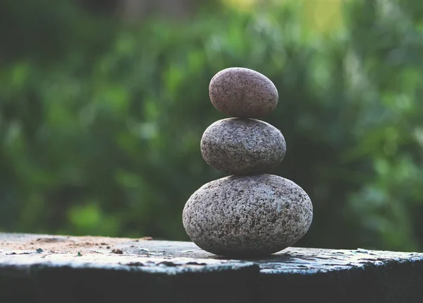 Três pedras em uma mesa de madeira — Fotografia de Stock