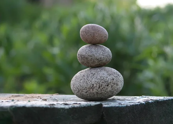 Tres piedras sobre una mesa de madera —  Fotos de Stock