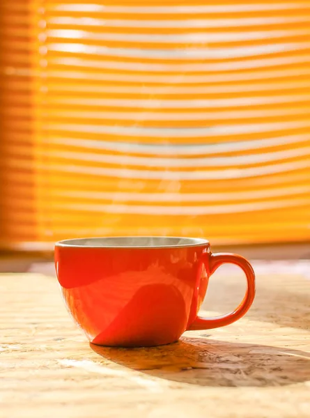 Keramika šálek horkého organického bylinného čaje. — Stock fotografie