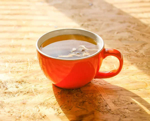 Keramika šálek horkého organického bylinného čaje. — Stock fotografie