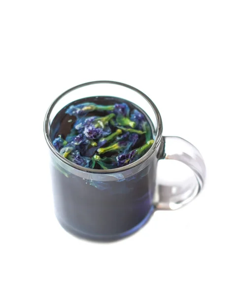 Una taza de té de guisante azul mariposa . — Foto de Stock