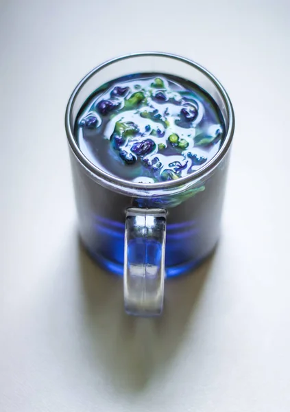 Ένα φλιτζάνι τσάι πεταλούδα μπλε μπιζέλι. — Φωτογραφία Αρχείου