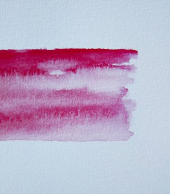 Beyaz kağıt üzerinde soyut suluboya vuruşu.