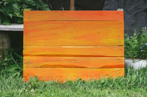Dřevěná tabule venku. Přírodní dřevo pozadí. — Stock fotografie