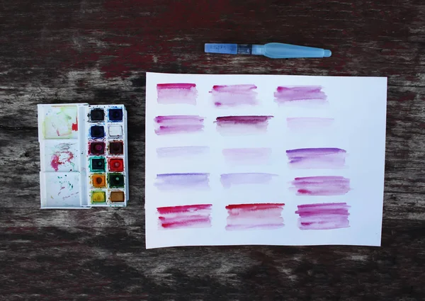 Aquarelle sur papier et peintures dans la boîte . — Photo