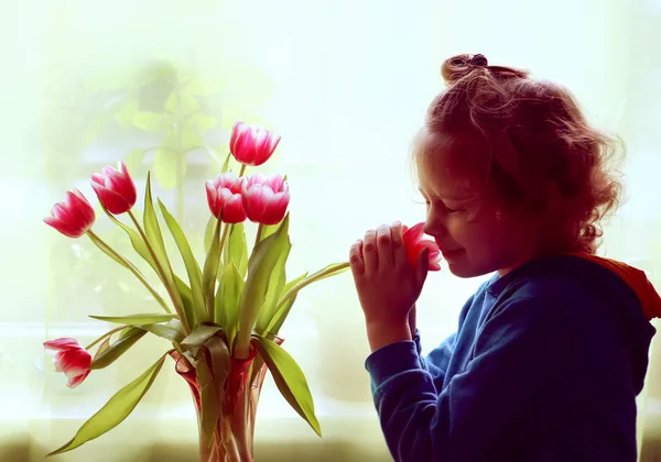 Little girl with bouquet of tulip flowers. — Stock Photo, Image