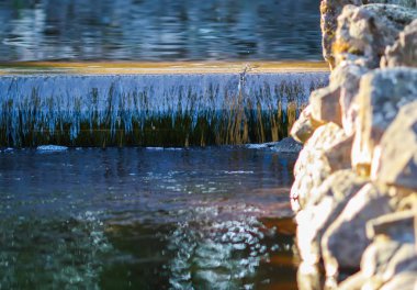 Yaz parkında dekoratif yapay şelale.