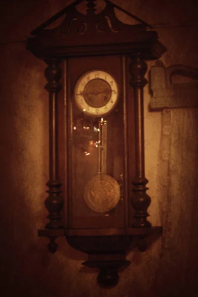 Старые винтажные часы висят на стене — стоковое фото