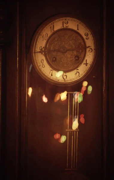 Старые винтажные часы висят на стене — стоковое фото