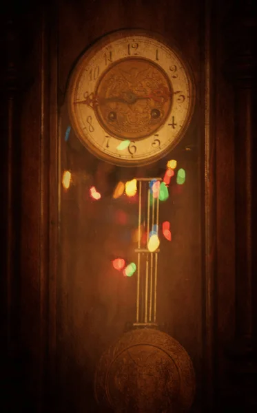 古いヴィンテージ時計ハングオンザ壁 — ストック写真