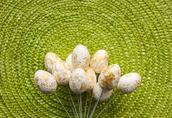 Composição de Páscoa com decoração tradicional. Pequenos ovos coloridos decorativos no fundo do tapete de vime . — Fotografia de Stock