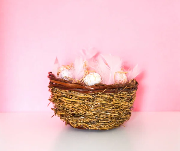 Paascompositie met traditionele inrichting. Kleine decoratieve kleurrijke eieren en zachte veren — Stockfoto