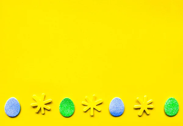 Easter composition with traditional decor on bright yellow background. — Stock Photo, Image