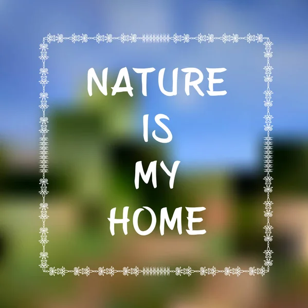 Inspirerande citat på suddig bakgrund. Naturen är mitt hem. — Stock vektor