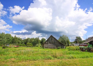 Letonya, Doğu Avrupa 'da yaz manzarası. Eski ahşap kulübe.