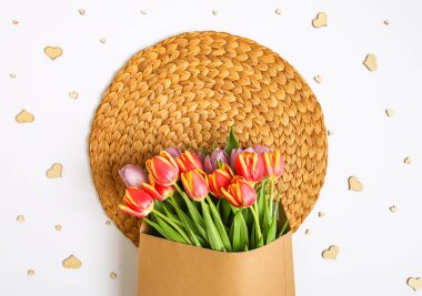 Beyaz arka planda güzel laleler.