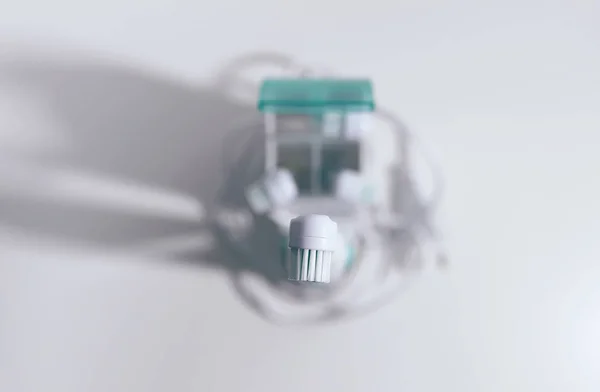 Brosses à dents électriques sur fond blanc — Photo