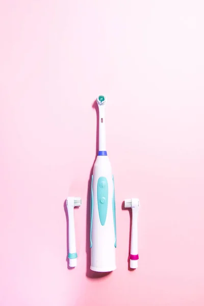 Two electrical toothbrushes on a soft light pink background — Stock Photo, Image