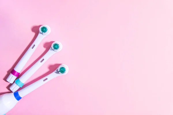 Δύο ηλεκτρικές οδοντόβουρτσες σε απαλό ροζ φόντο — Φωτογραφία Αρχείου