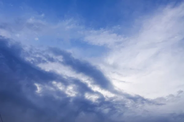 Μπλε ουρανός με άσπρα σύννεφα την καλοκαιρινή μέρα — Φωτογραφία Αρχείου