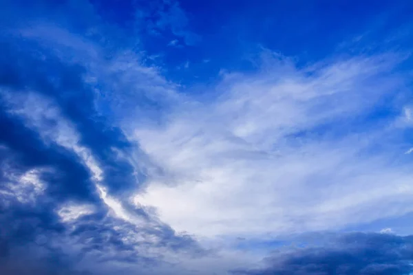 Yazın beyaz bulutlu mavi gökyüzü — Stok fotoğraf