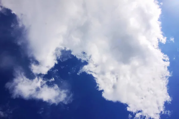 Céu azul com nuvens brancas no dia de verão — Fotografia de Stock