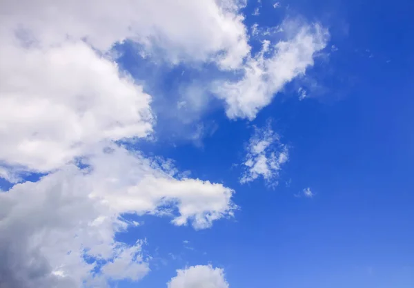 Blauer Himmel mit weißen Wolken am Sommertag — Stockfoto