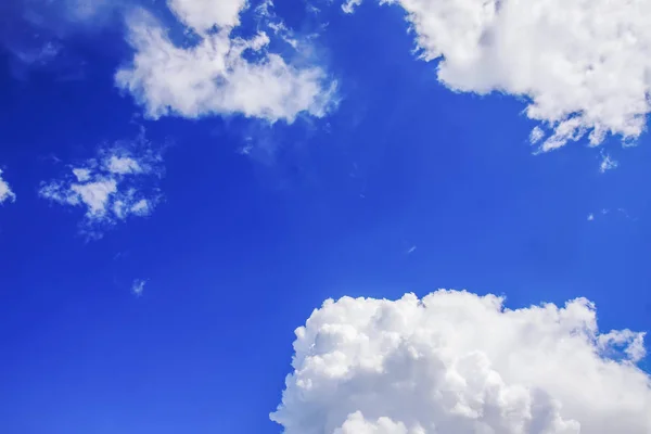 Blauer Himmel mit weißen Wolken am Sommertag — Stockfoto