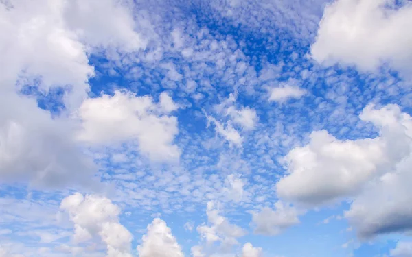 Yazın beyaz bulutlu mavi gökyüzü