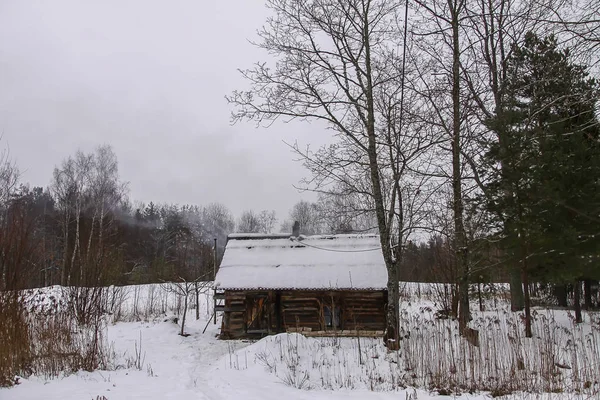 Zimowy krajobraz ze starą wiejską łaźnią — Zdjęcie stockowe