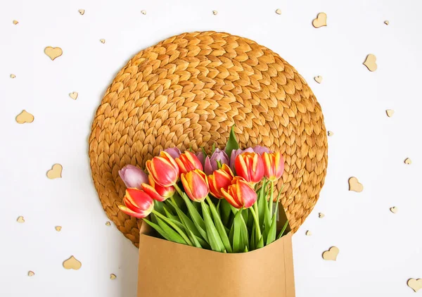 Beyaz arka planda güzel laleler.