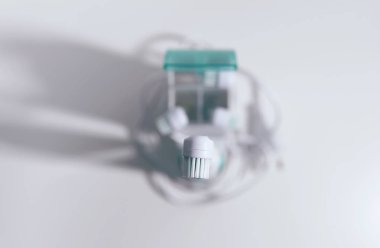 Beyaz arkaplanda elektrikli diş fırçaları