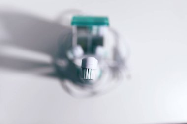 Beyaz arkaplanda elektrikli diş fırçaları