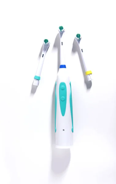 Електричні зубні щітки на білому тлі — стокове фото